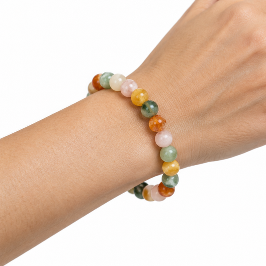 Bransoletka Malachit-Stil Mehrfarbig na nadgarstku modelki, biale tlo