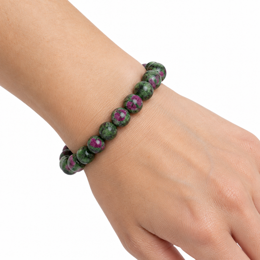 Bransoletka z rubinu w zoizycie na nadgarstku, biale tlo