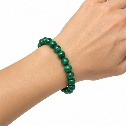Bransoletka Green Malachite 8 mm na nadgarstku modelki, biale tlo