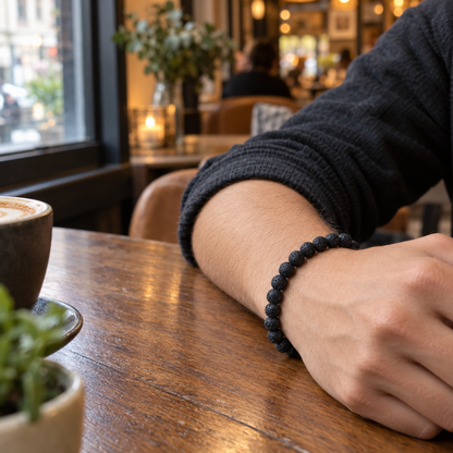 Bransoletka z czarnego kamienia lawy na nadgarstku, lifestyle restauracja
