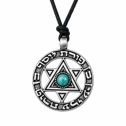 Srebrny naszyjnik z medalionem gwiazda Dawida, turkusowym kamieniem i hebrajskimi runami na czarnym woskowanym sznurku – produkt na białym tle
