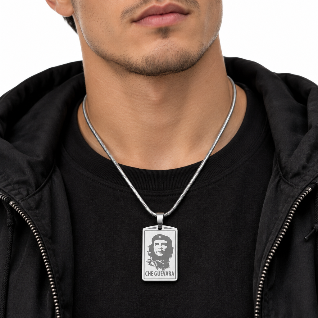 Model noszacy srebrny naszyjnik z zawieszka Che Guevara