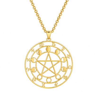 Złoty naszyjnik z ażurowym medalionem z pentagramem, znakami zodiaku i fazami księżyca – produkt na białym tle