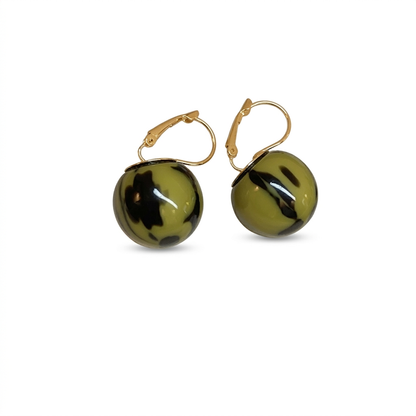Para kolczyków ze złotymi zapięciami i oliwkowozielonymi kulkami z czarnymi plamami na białym tle