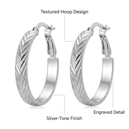 Srebrne fakturowane kolczyki kółka, angielski opis detali na białym tle